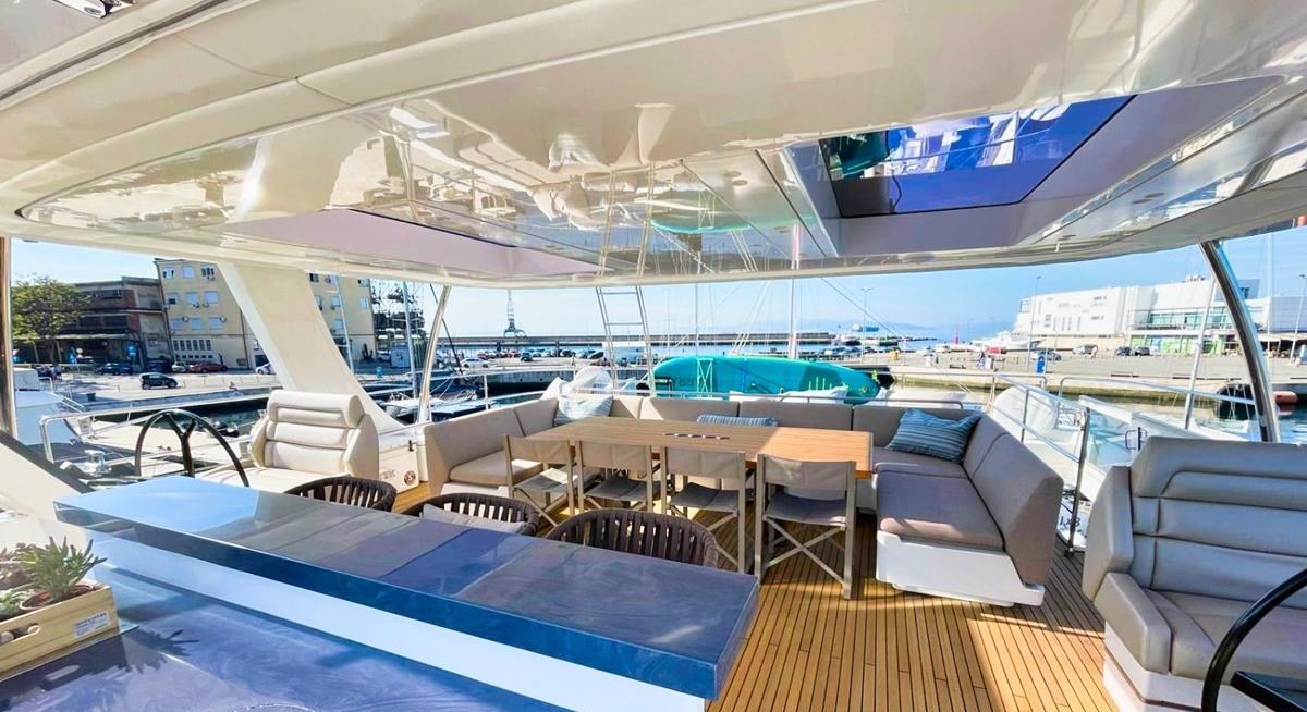 HONEYBIRD yacht charter 3