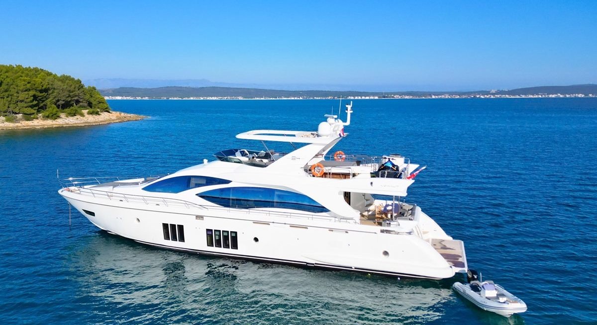 HUBO yacht charter 5