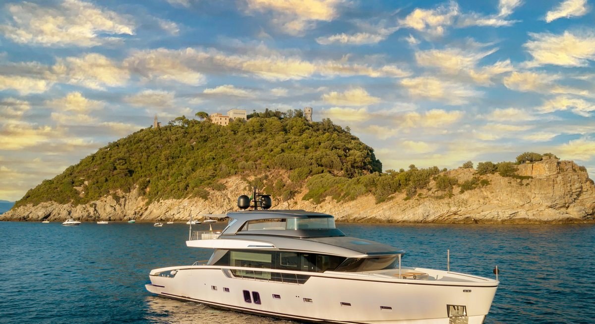 K1 yacht charter 1