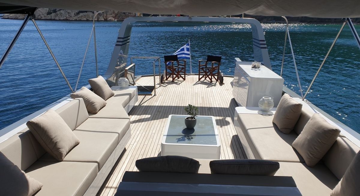 KISS yacht charter 3