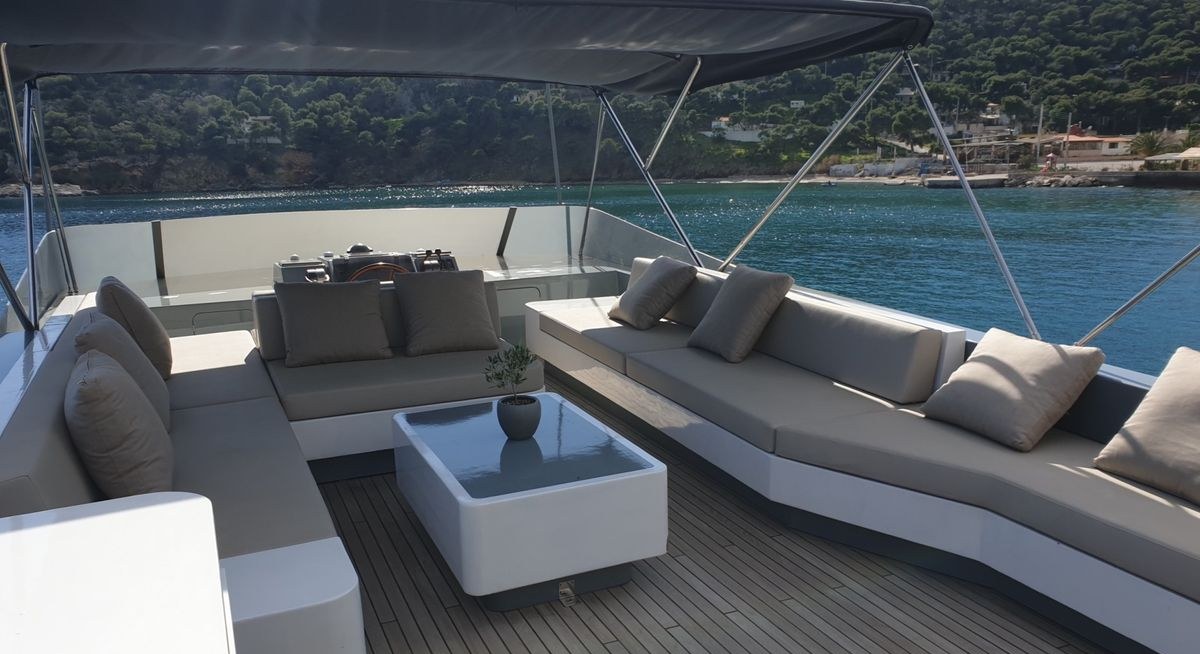 KISS yacht charter 4