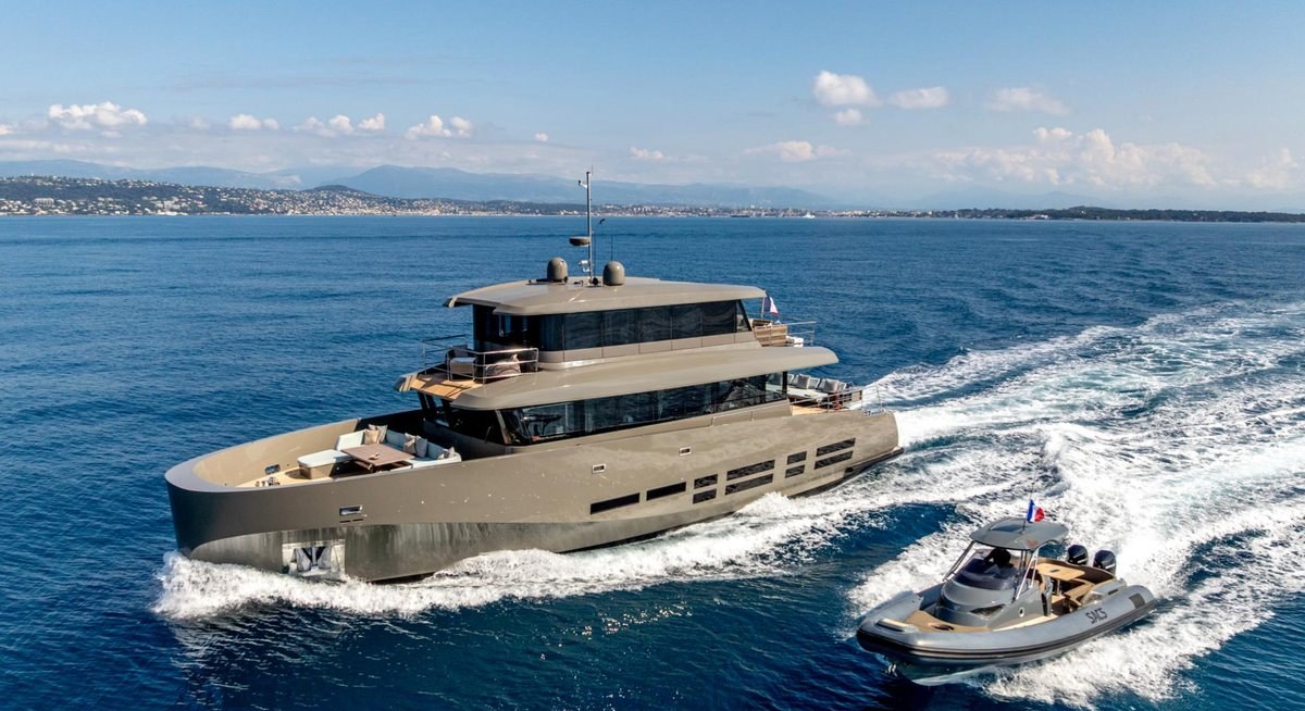 Yacht charter KOKONUT'S WALLY YACHT CHARTER