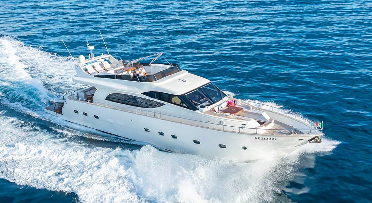 LA CHICCA yacht charter 1