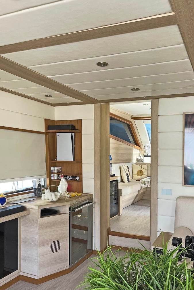 Yacht charter LA CHICCA YACHT CHARTER