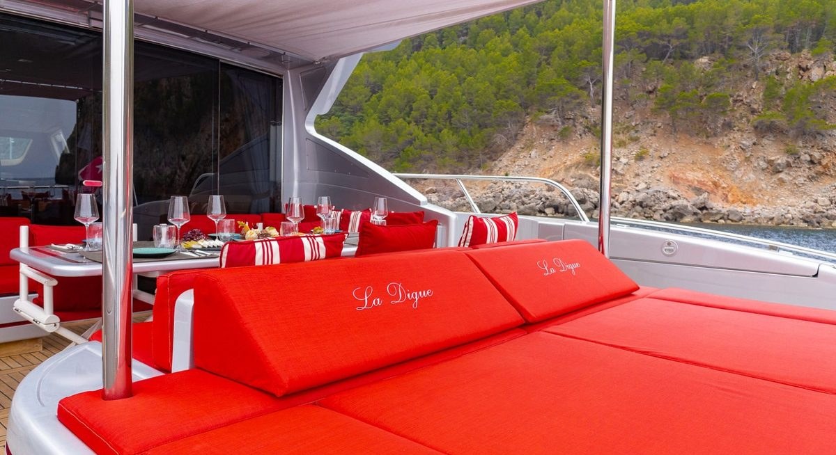 LA DIGUE yacht charter 3