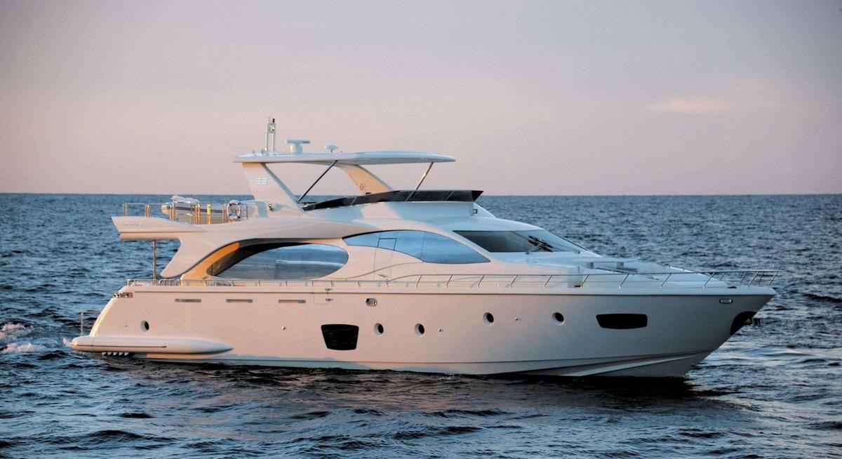 Yacht charter LA FENICE YACHT CHARTER
