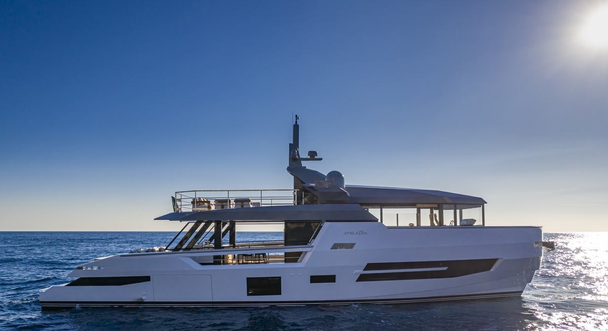 Yacht charter LA FOLYE YACHT CHARTER