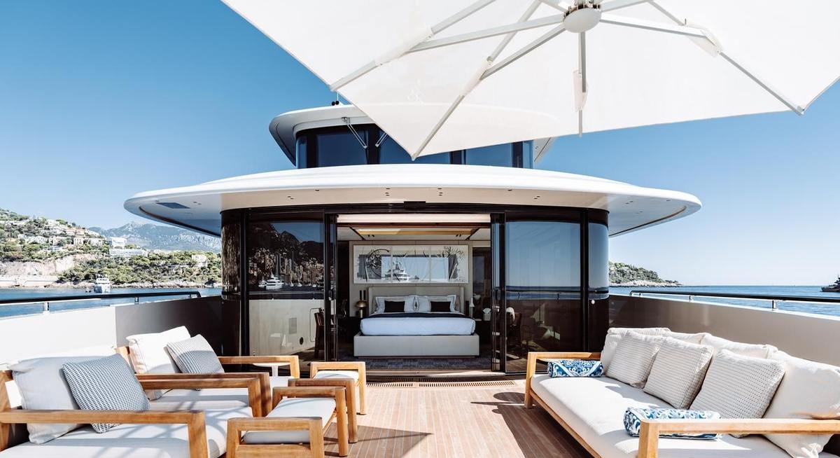 Yacht charter LA LA LAND YACHT CHARTER