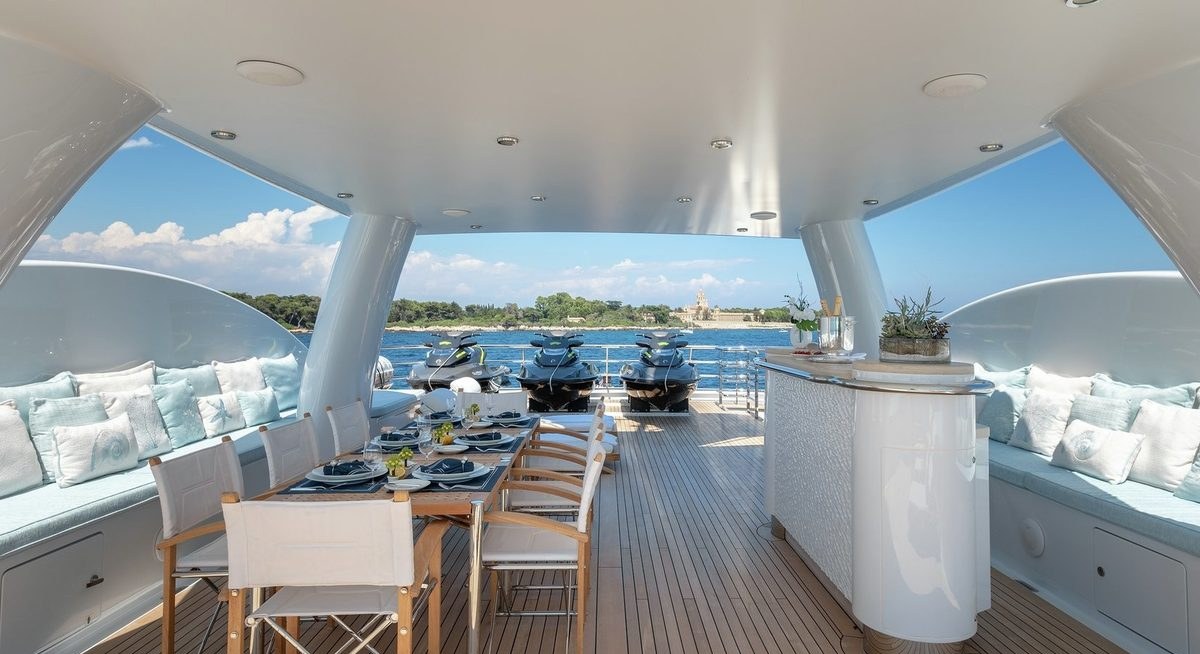 LA MIRAGE yacht charter 3