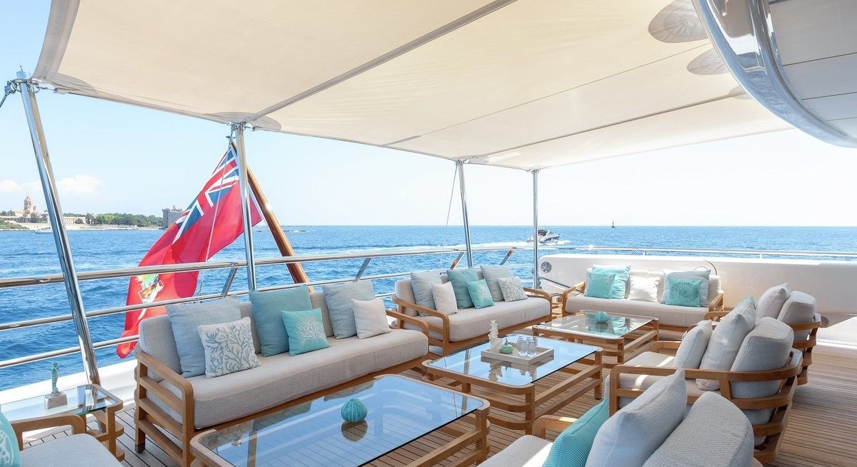 LA MIRAGE yacht charter 4