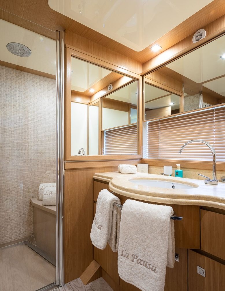 Yacht charter LA PAUSA YACHT CHARTER