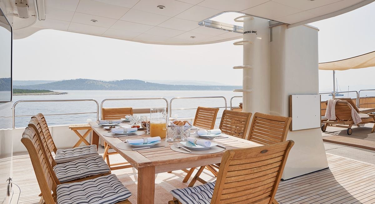 LA PERLA yacht charter 3