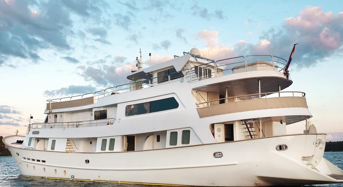 LA PERLA yacht charter 4