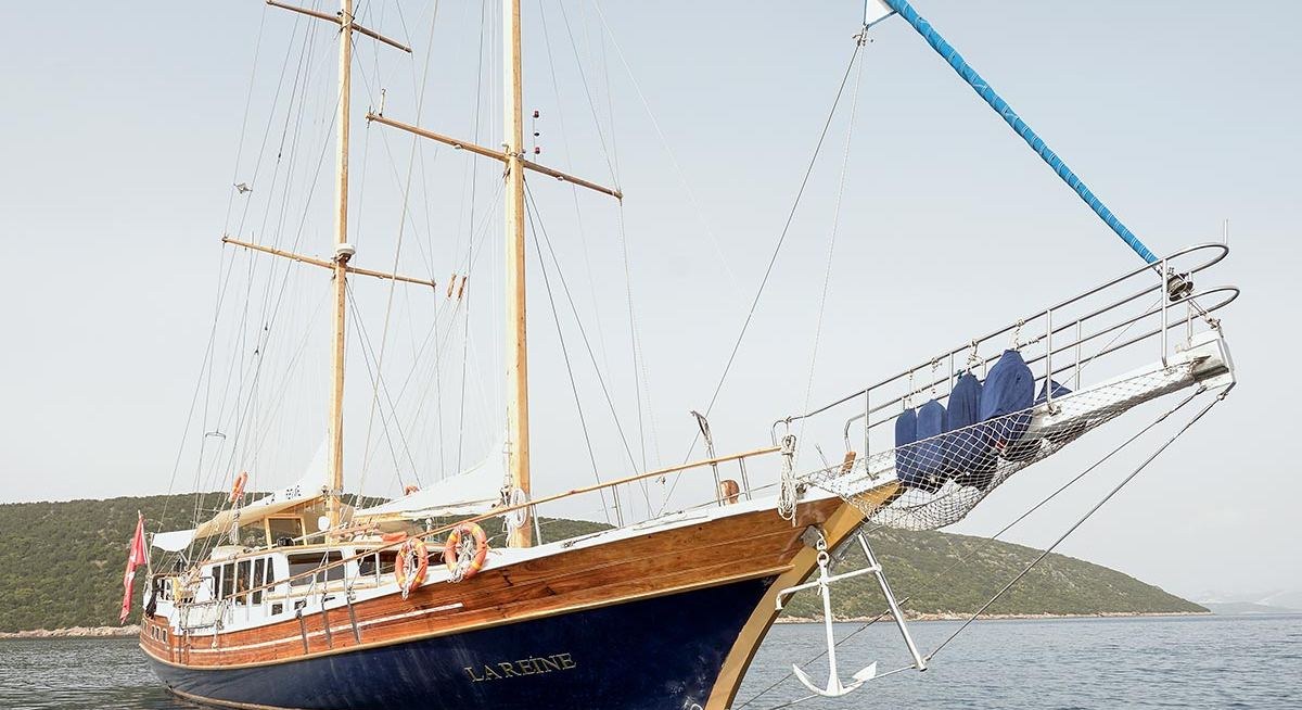 LA REINE yacht charter 4