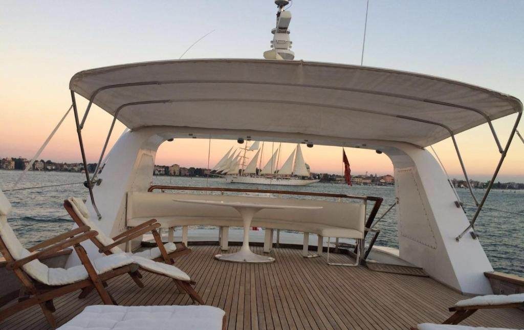 LA VOGLIA MATTA yacht charter 2