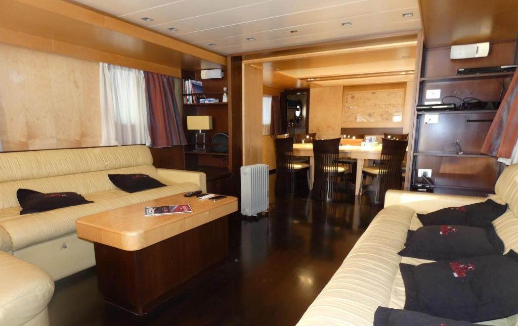 LA VOGLIA MATTA yacht charter 5