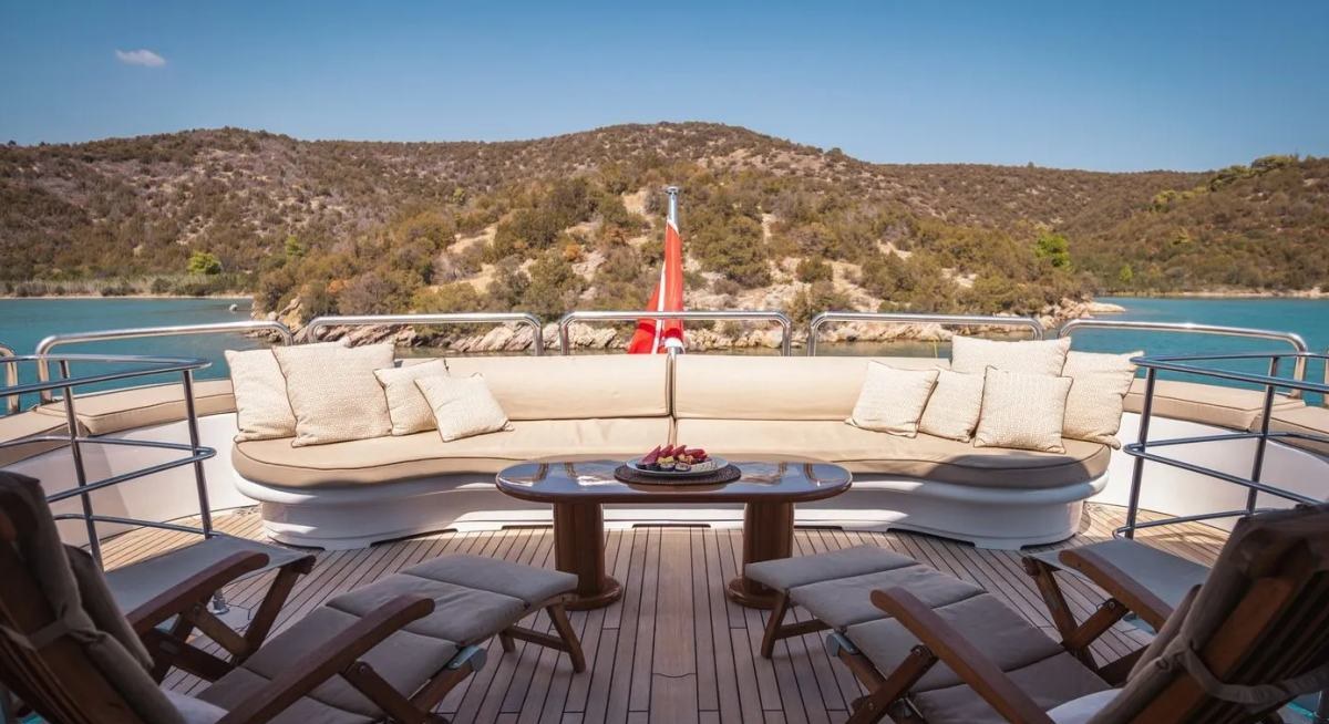 LADY G II yacht charter 4