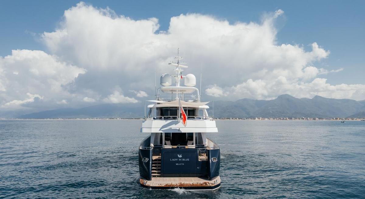 LADY IN BLUE yacht charter 5