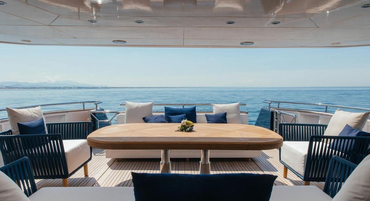 LADY IN BLUE yacht charter 2