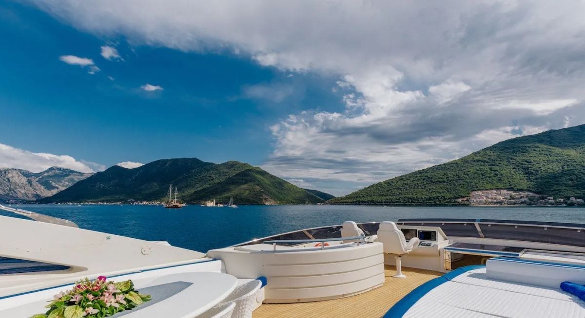 LADY MURA yacht charter 3