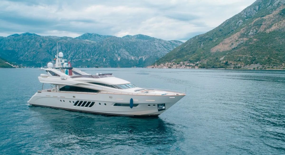 Yacht charter LADY MURA YACHT CHARTER