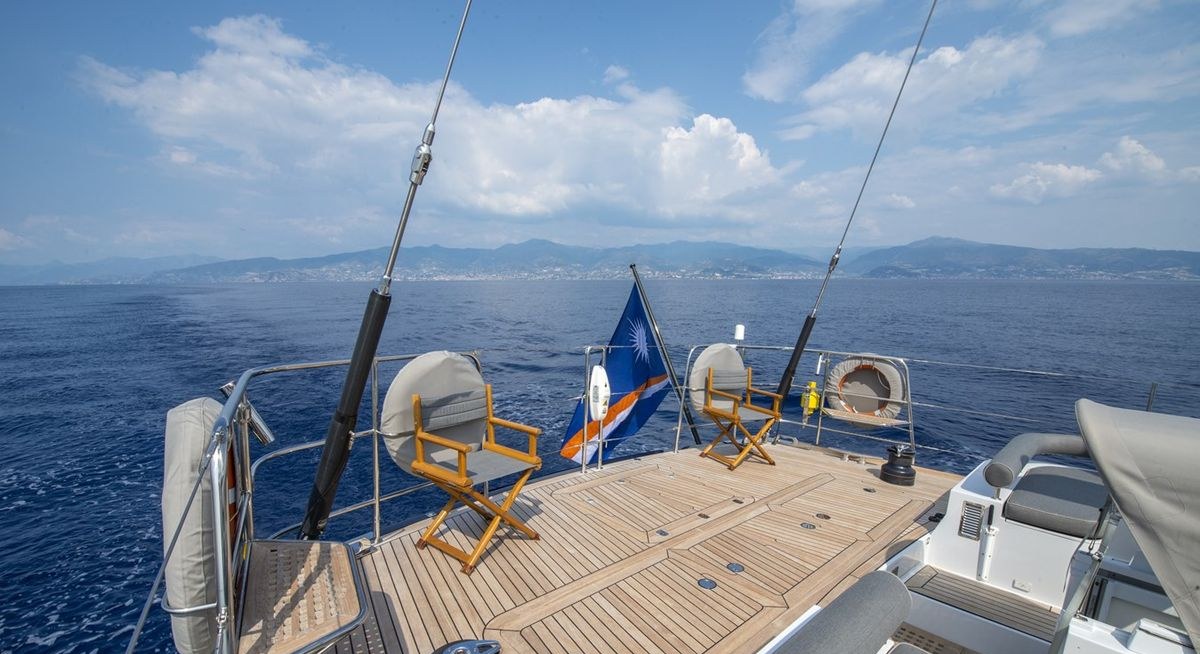 LADY 8 yacht charter 4