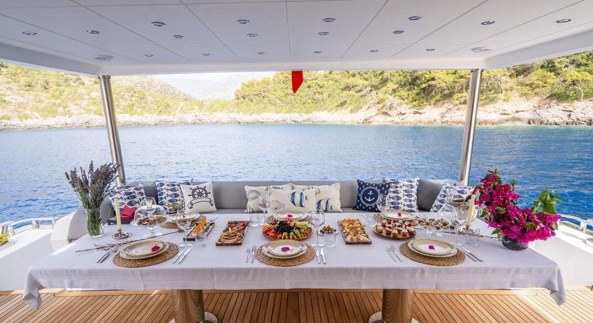 LAVIN yacht charter 4