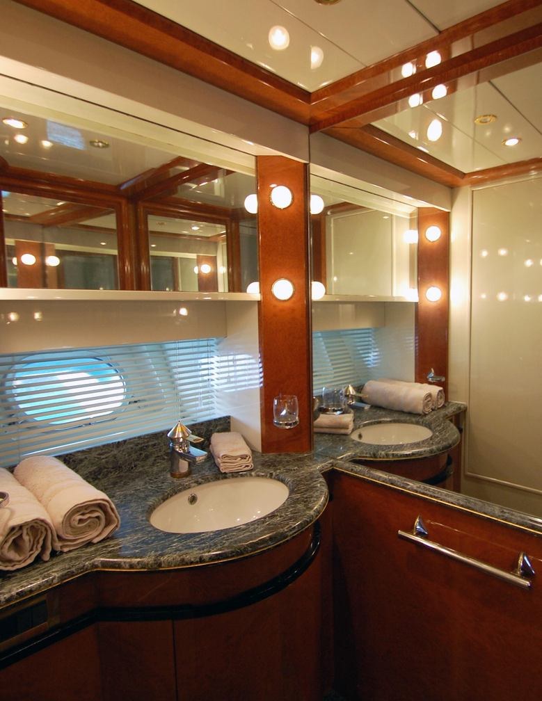 Yacht charter LEIGH YACHT CHARTER