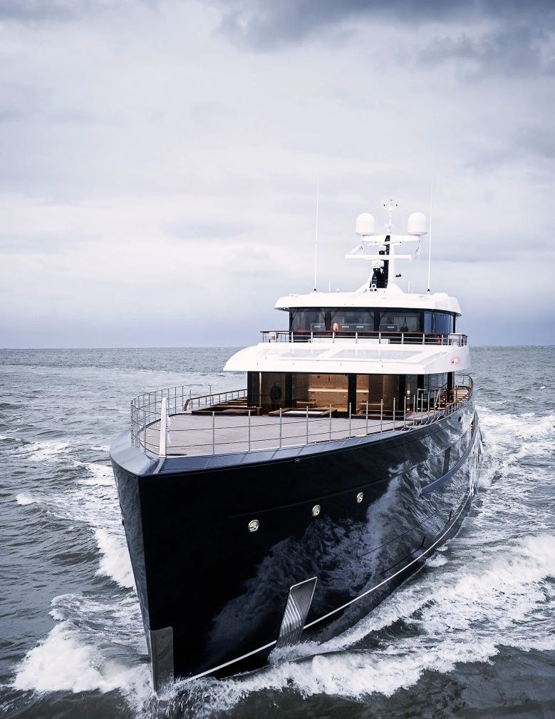 LES CINQ yacht charter 3