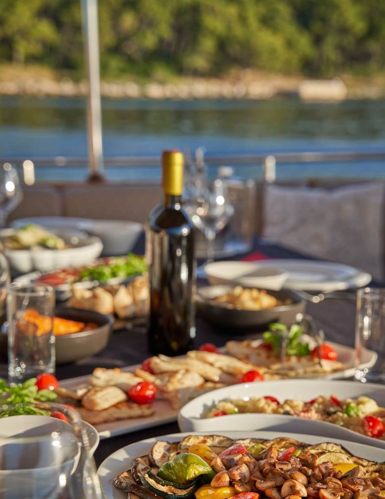 Yacht charter LIBRA YACHT CHARTER