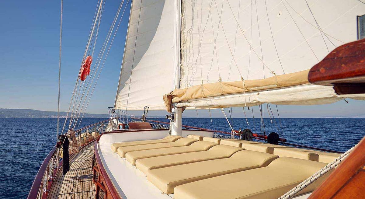 LINDA yacht charter 3