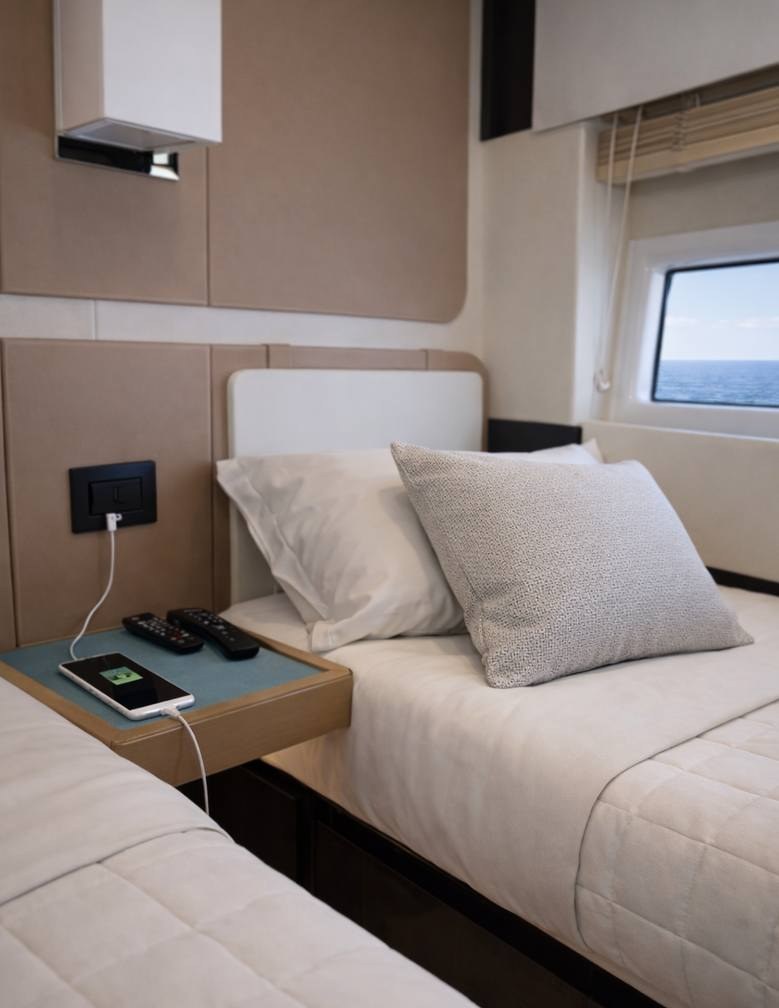 Yacht charter LUCE YACHT CHARTER