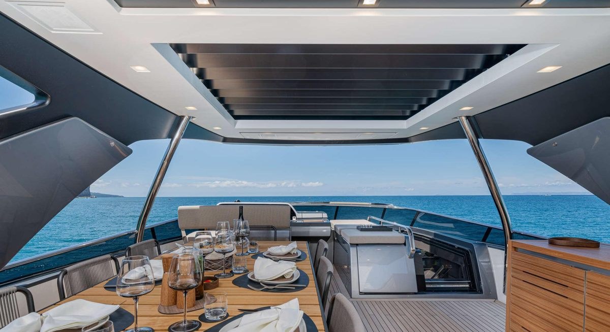 LUCKY yacht charter 3