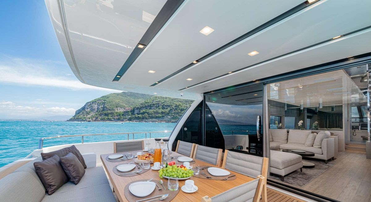 LUCKY yacht charter 4