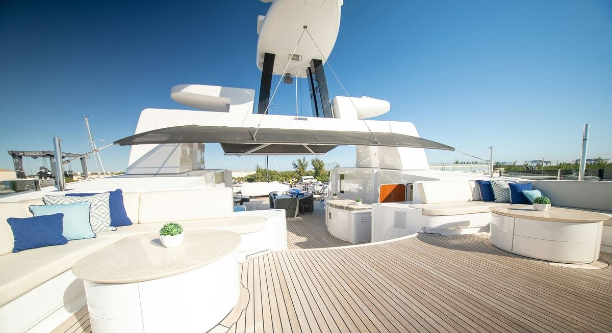 LUDZIE yacht charter 3