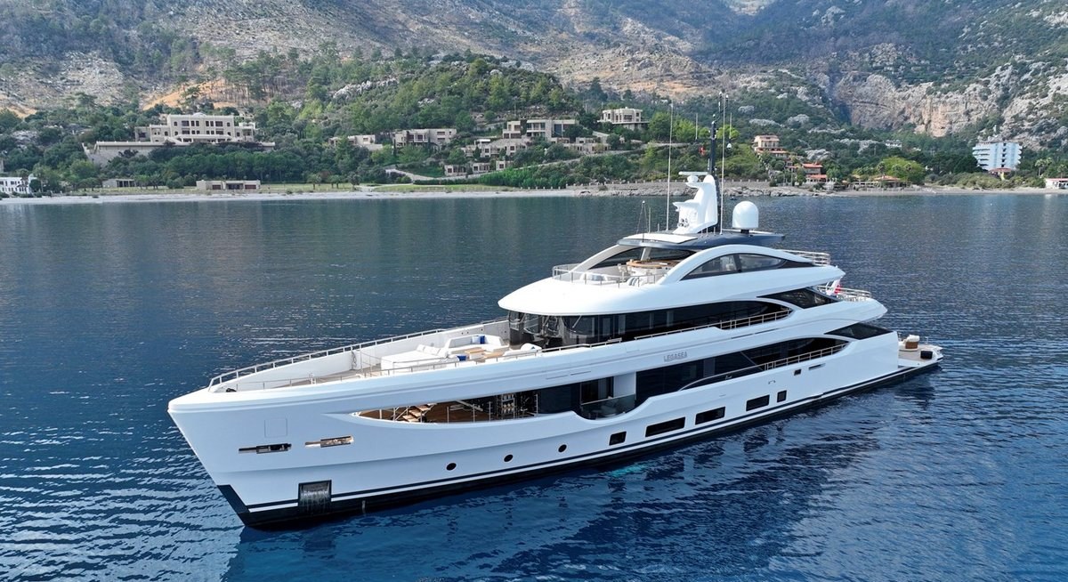 LUMIERE yacht charter 1