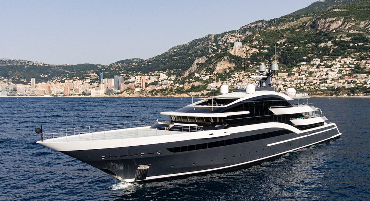 LUNA yacht charter 1