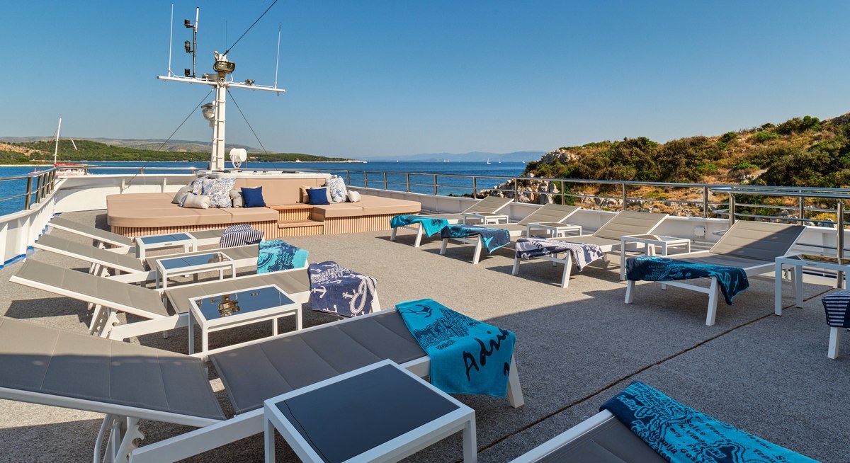 LUPUS MARE yacht charter 3