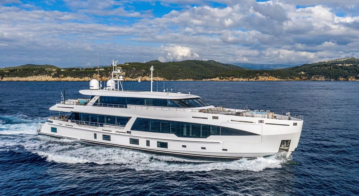 M55 yacht charter 1