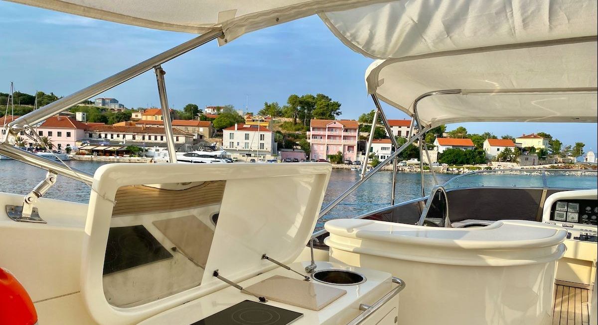 MAGIC SIX yacht charter 2