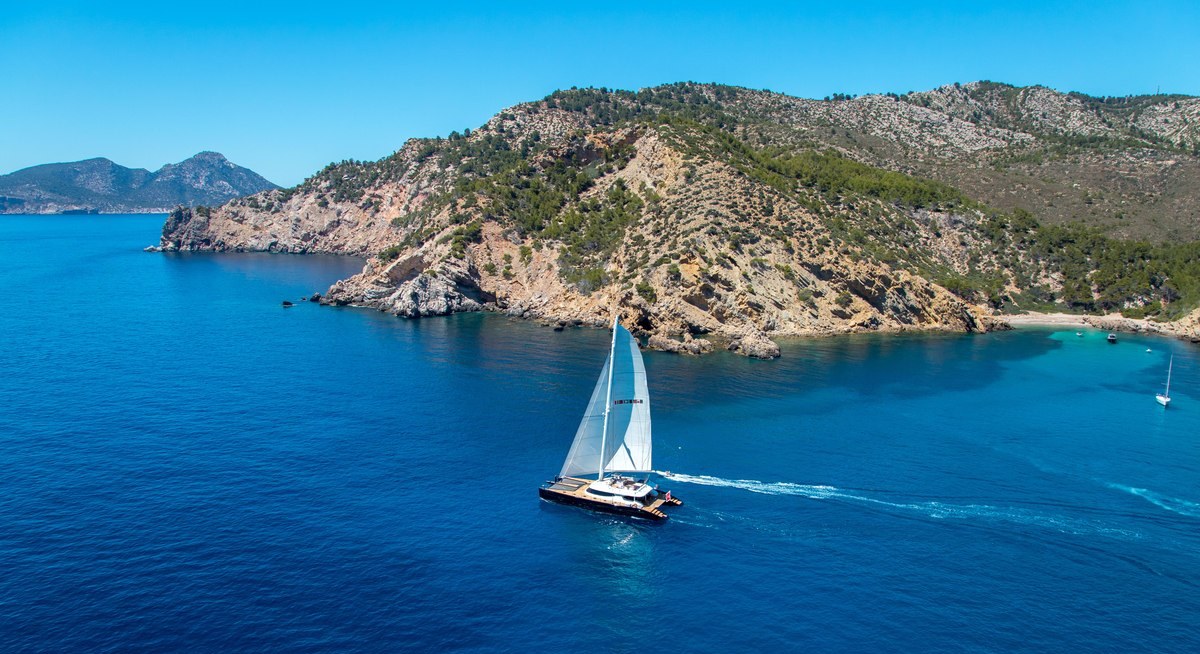 MASHUA BLUU yacht charter 1