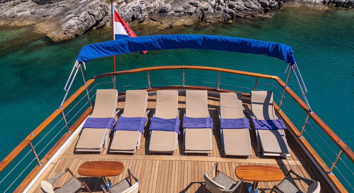 MENDULA yacht charter 4