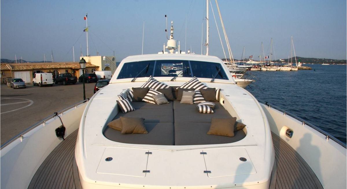 MOON GLIDER yacht charter 1