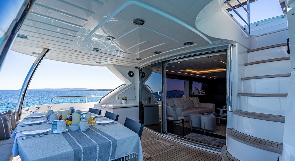 MOZZ II yacht charter 4