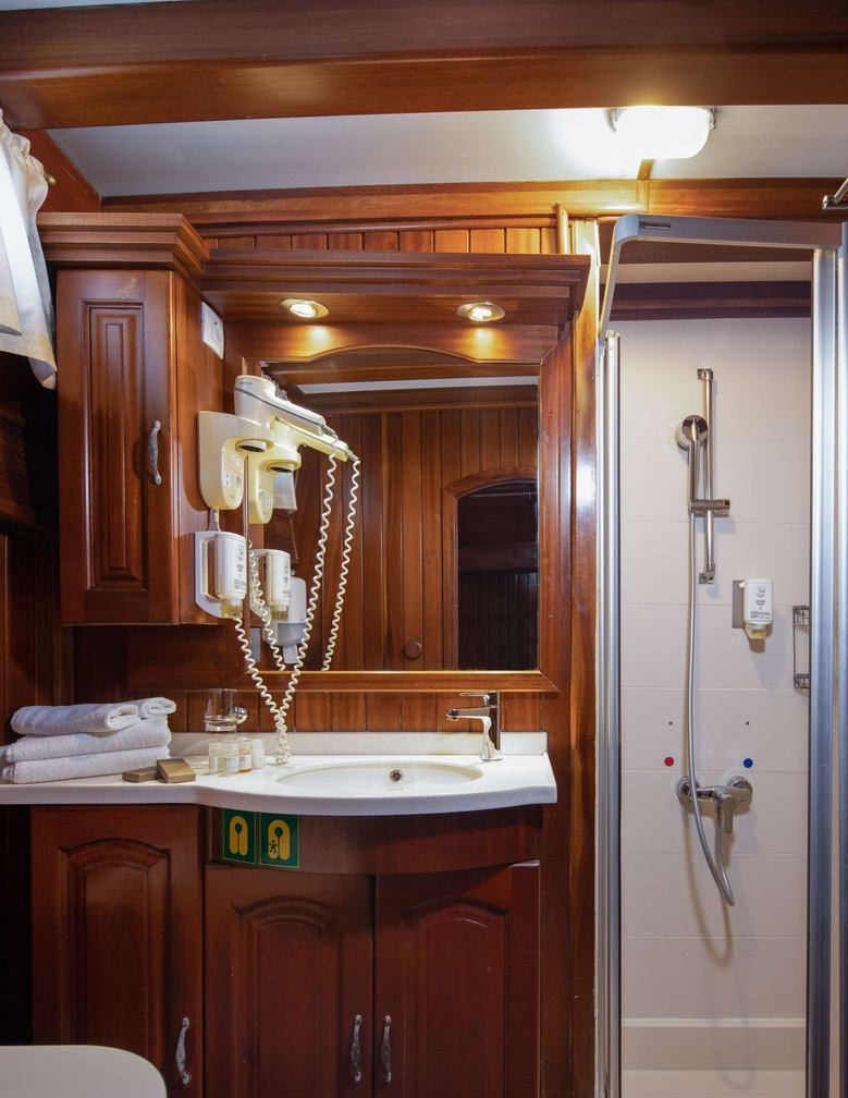 Yacht charter NOSTRA VITA YACHT CHARTER