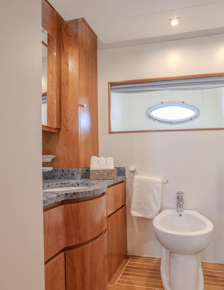 Yacht charter NYLEC YACHT CHARTER