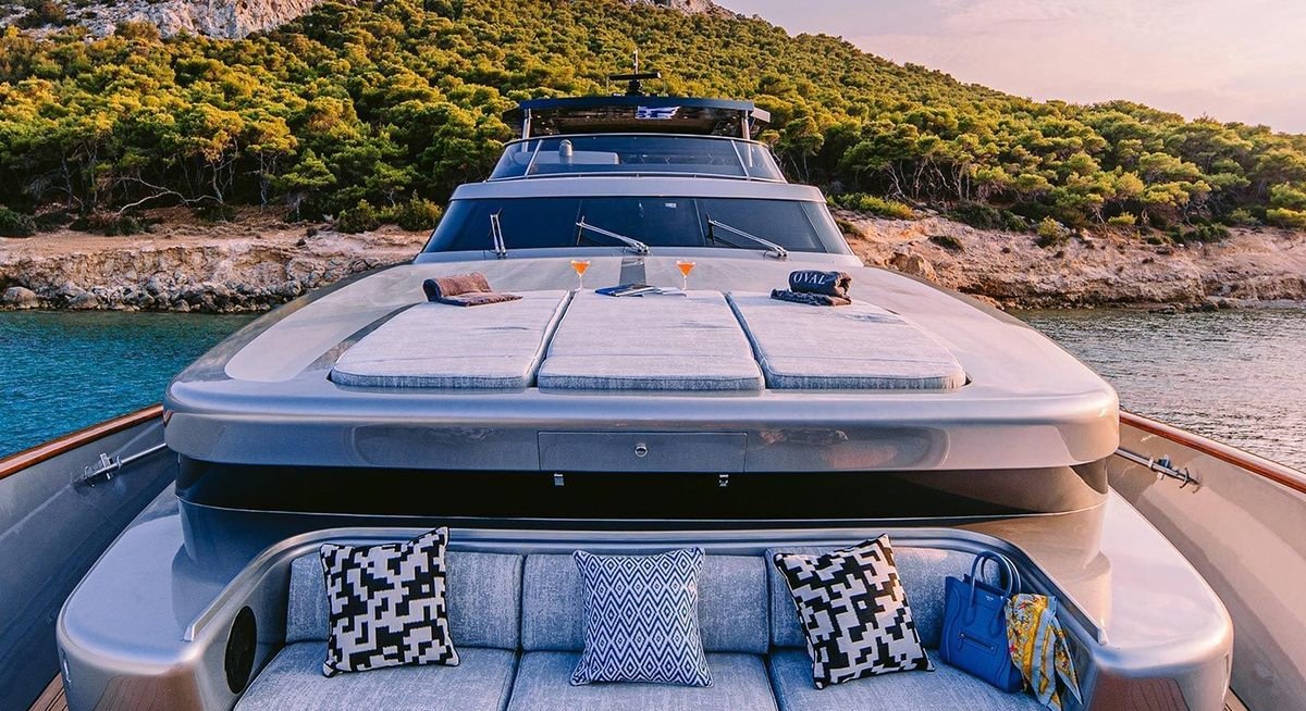OVAL yacht charter 2