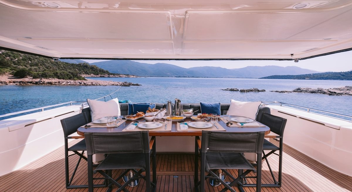 OXYGEN 8 yacht charter 4