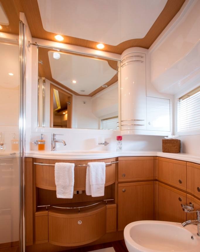 Yacht charter PORTHOS SANS ABRI YACHT CHARTER