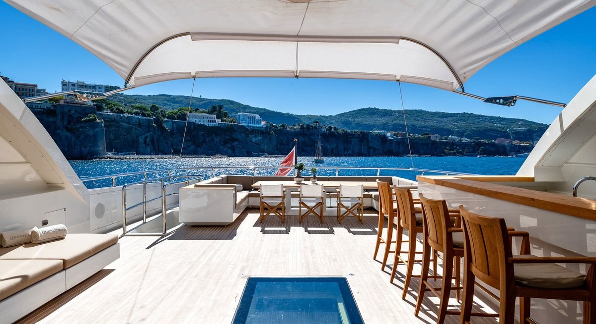 QUANTUM H yacht charter 3